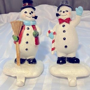 Set snowman stocking holders.